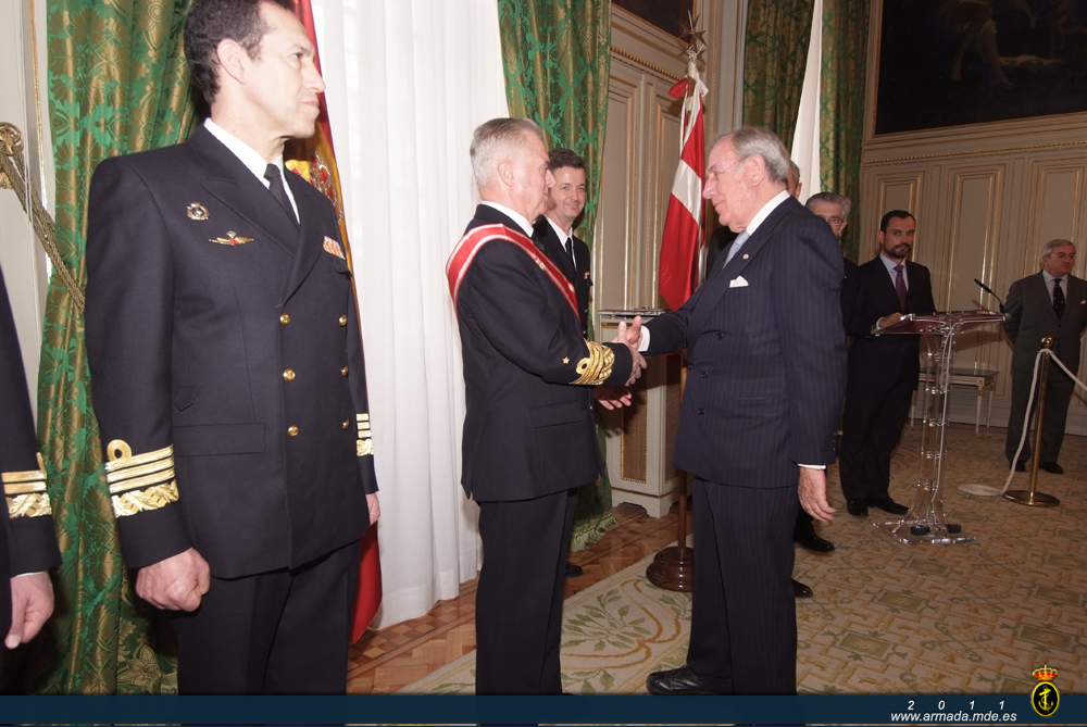 El Almirante Jefe del Estado Mayor de la Armada recibe la Gran Cruz 'pro Mérito Melitensis'.